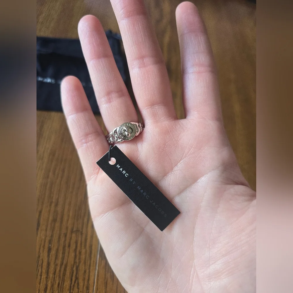 NEW Marc by Marc Jacobs Argento Silvertone Katie Turnlock Ring S/M - Picture 5 of 10